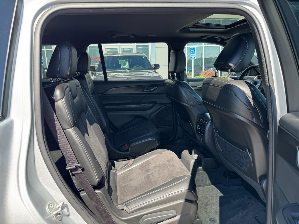 Jeep Grand Cherokee L Vehicle Full-screen Gallery Image 10