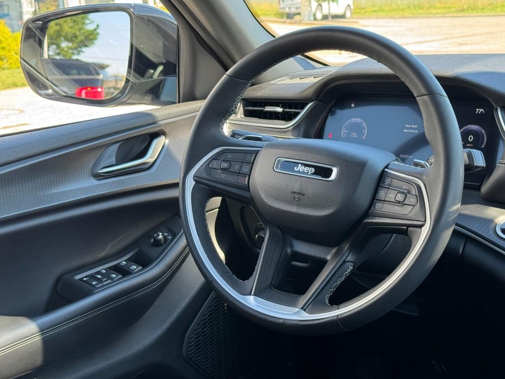 Jeep Grand Cherokee L Vehicle Full-screen Gallery Image 12