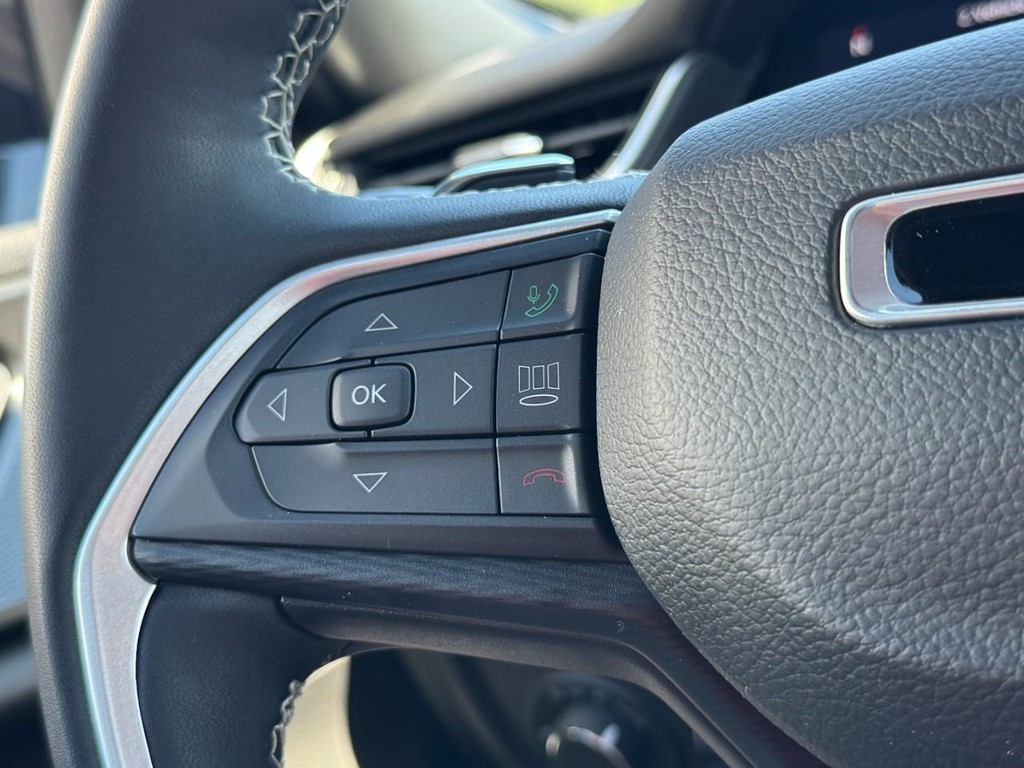 Jeep Grand Cherokee L Vehicle Full-screen Gallery Image 16