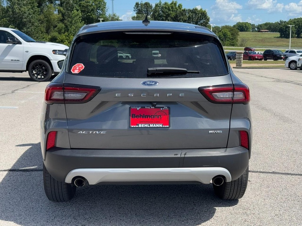 Ford Escape Vehicle Full-screen Gallery Image 04