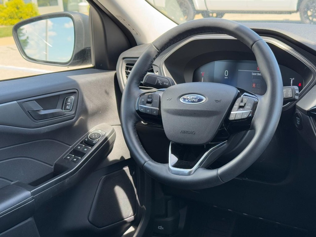 Ford Escape Vehicle Full-screen Gallery Image 12