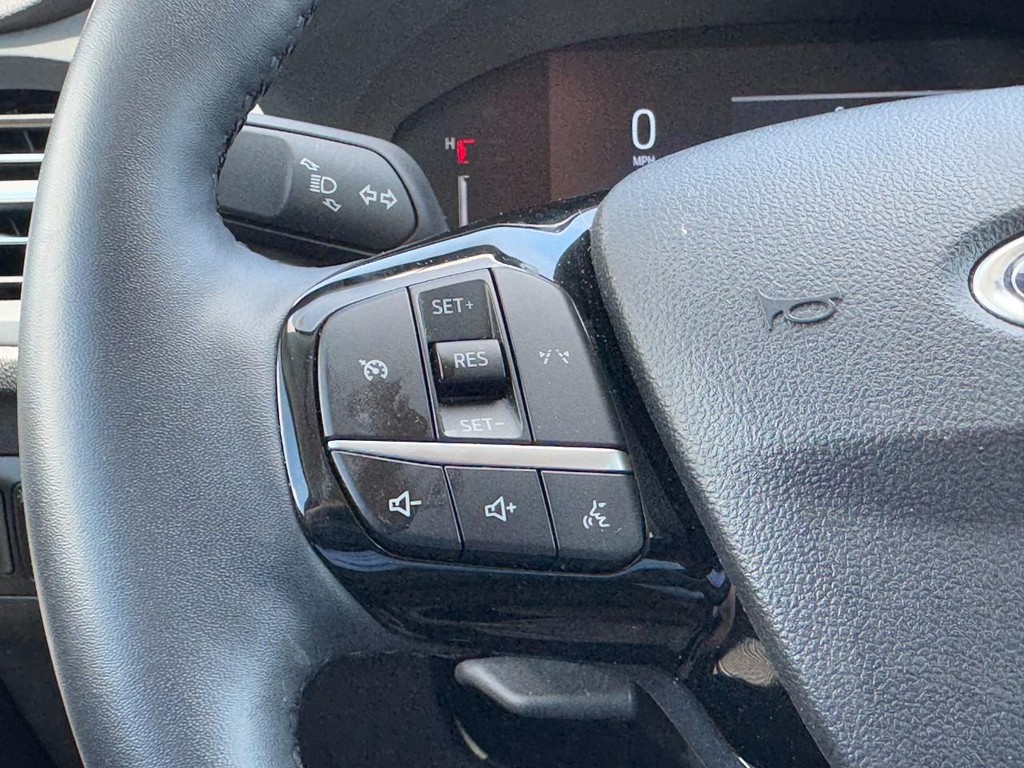Ford Escape Vehicle Full-screen Gallery Image 16