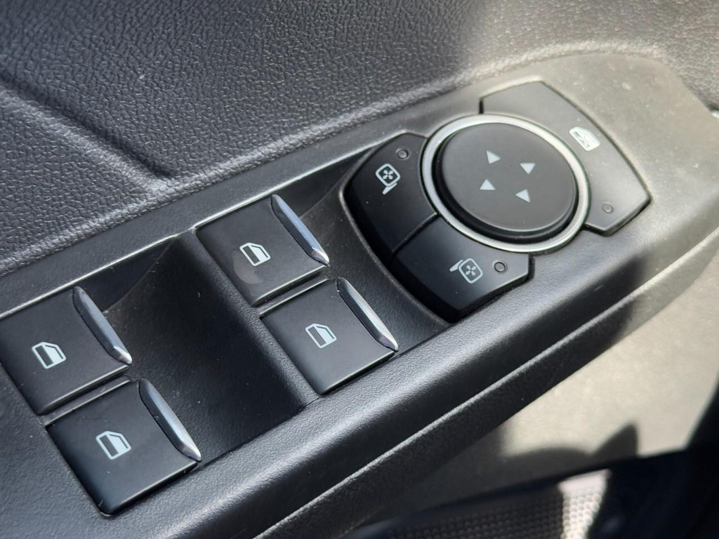 Ford Escape Vehicle Full-screen Gallery Image 22
