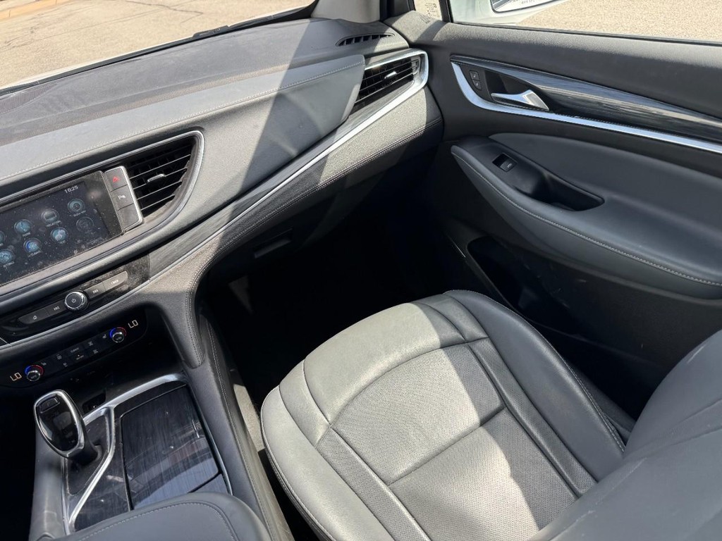 Buick Enclave Vehicle Full-screen Gallery Image 16