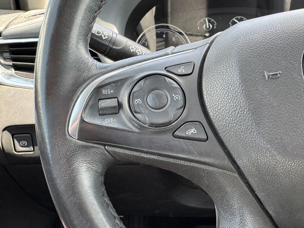 Buick Enclave Vehicle Full-screen Gallery Image 17