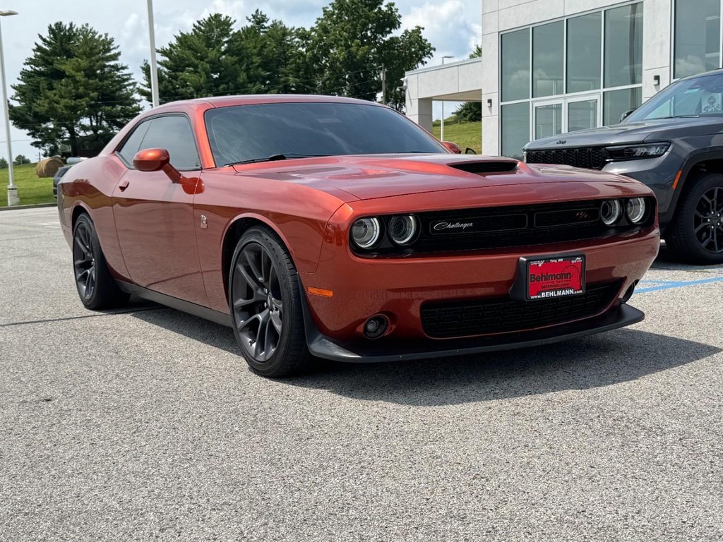 Dodge Challenger Vehicle Full-screen Gallery Image 02