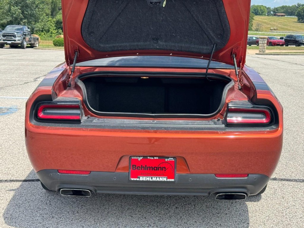 Dodge Challenger Vehicle Full-screen Gallery Image 05