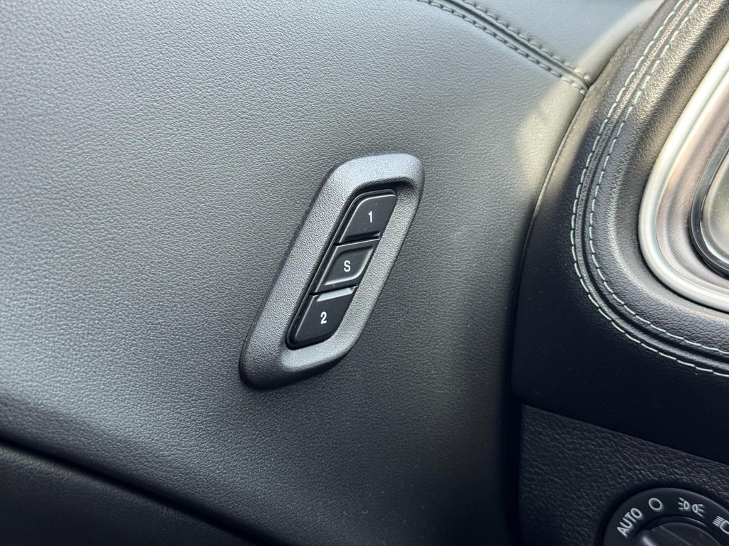 Dodge Challenger Vehicle Full-screen Gallery Image 16