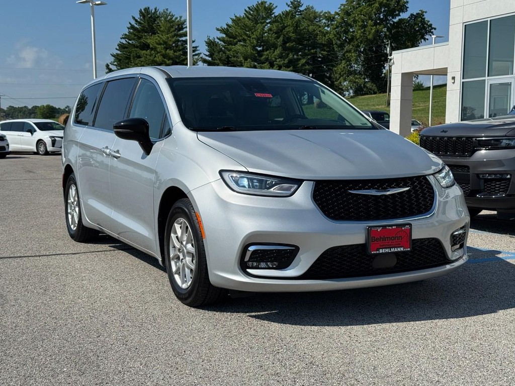 Chrysler Pacifica Vehicle Full-screen Gallery Image 02