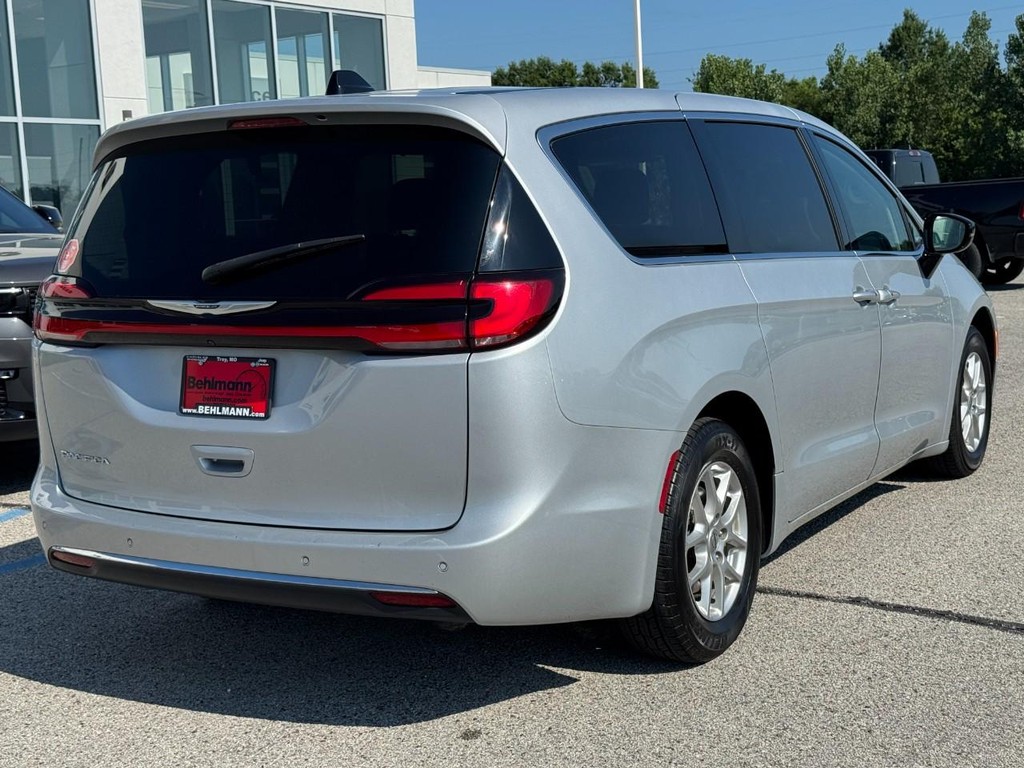 Chrysler Pacifica Vehicle Full-screen Gallery Image 03