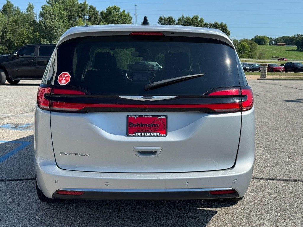 Chrysler Pacifica Vehicle Full-screen Gallery Image 04