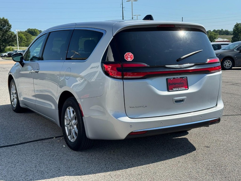 Chrysler Pacifica Vehicle Full-screen Gallery Image 06