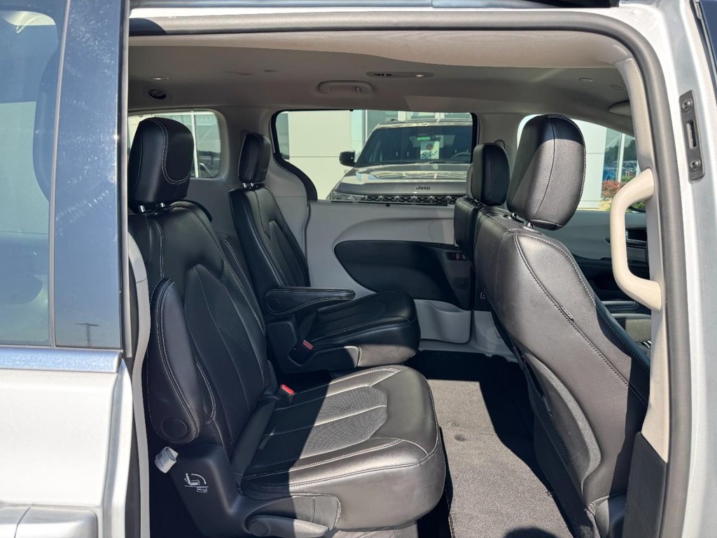 Chrysler Pacifica Vehicle Full-screen Gallery Image 10