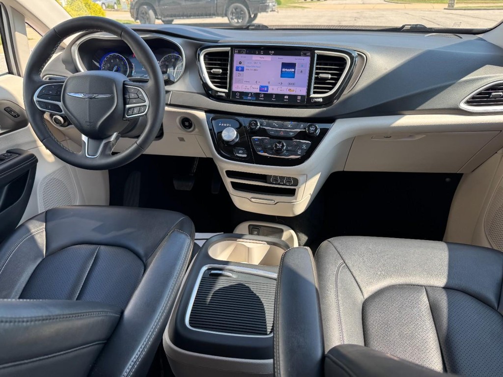 Chrysler Pacifica Vehicle Full-screen Gallery Image 11