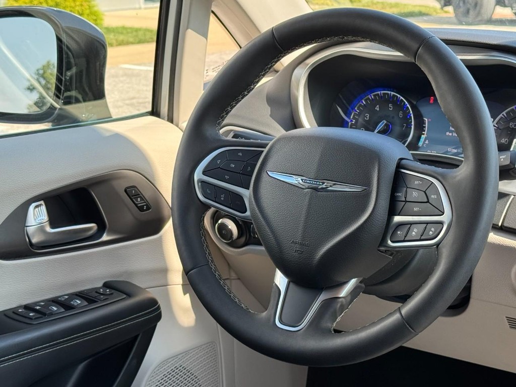 Chrysler Pacifica Vehicle Full-screen Gallery Image 12