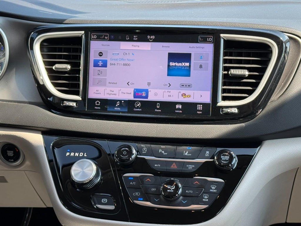 Chrysler Pacifica Vehicle Full-screen Gallery Image 13