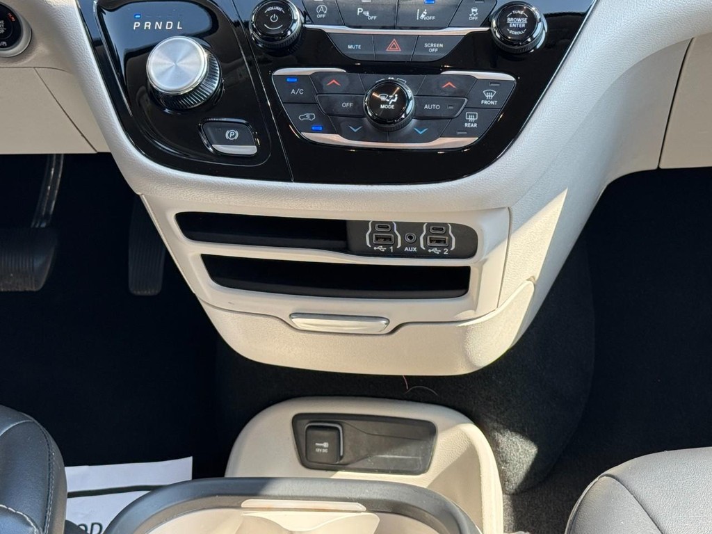 Chrysler Pacifica Vehicle Full-screen Gallery Image 14