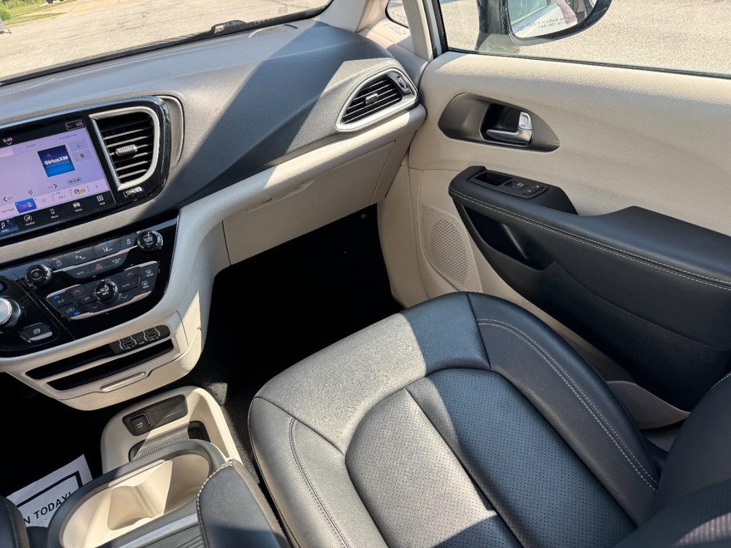 Chrysler Pacifica Vehicle Full-screen Gallery Image 15