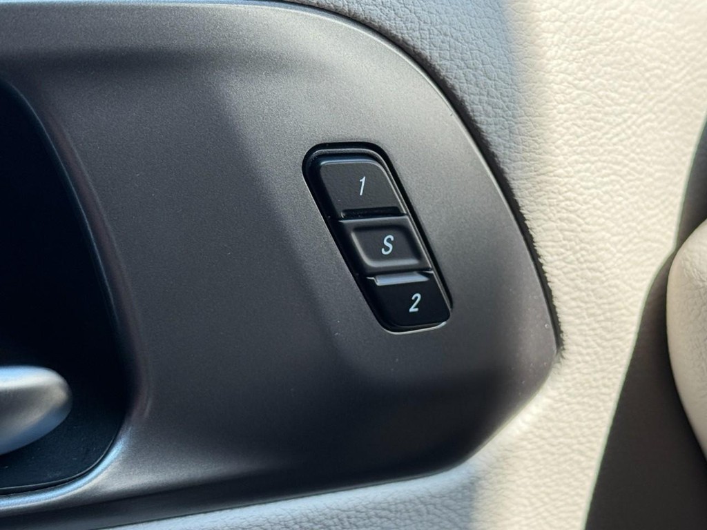 Chrysler Pacifica Vehicle Full-screen Gallery Image 16