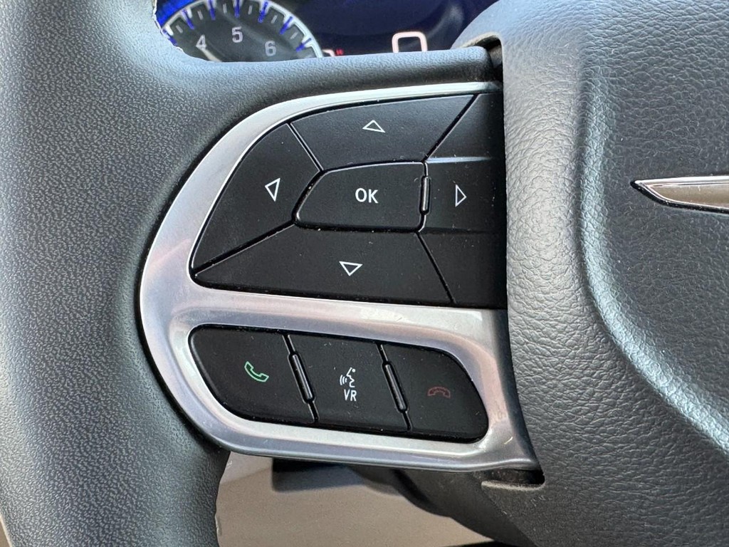 Chrysler Pacifica Vehicle Full-screen Gallery Image 17