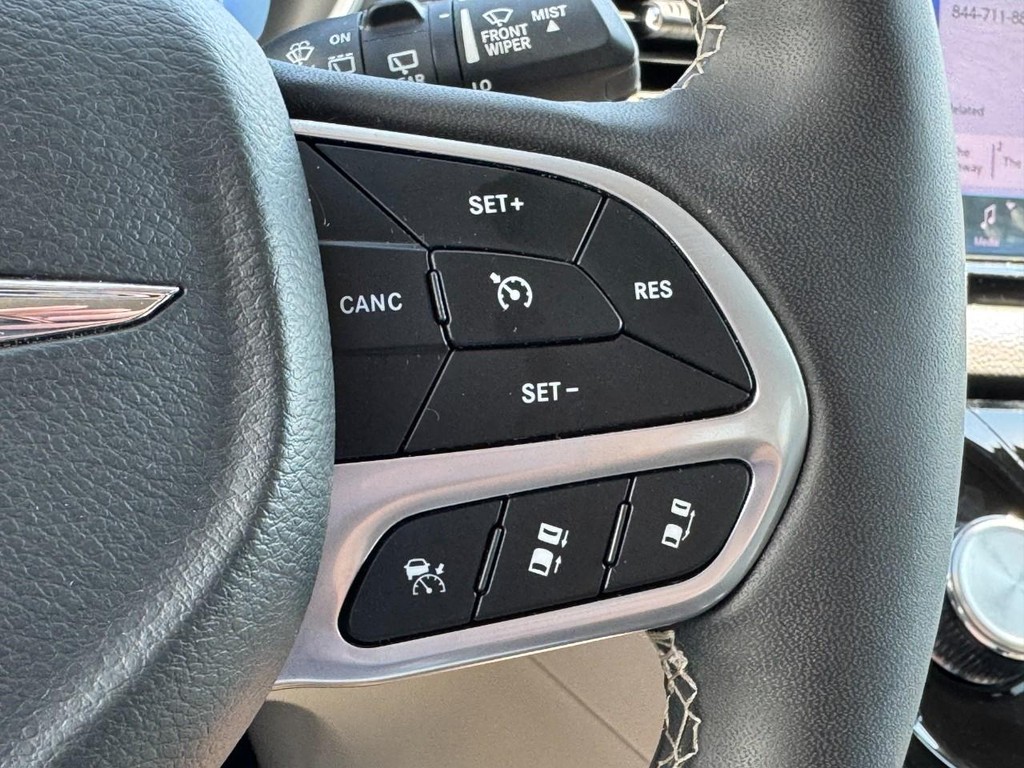 Chrysler Pacifica Vehicle Full-screen Gallery Image 18