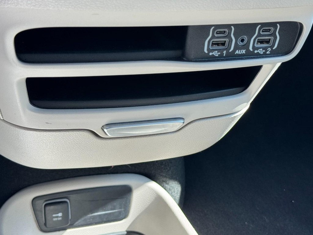 Chrysler Pacifica Vehicle Full-screen Gallery Image 21