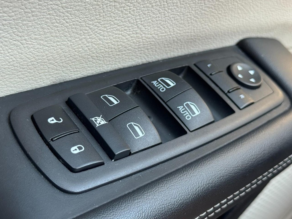 Chrysler Pacifica Vehicle Full-screen Gallery Image 24