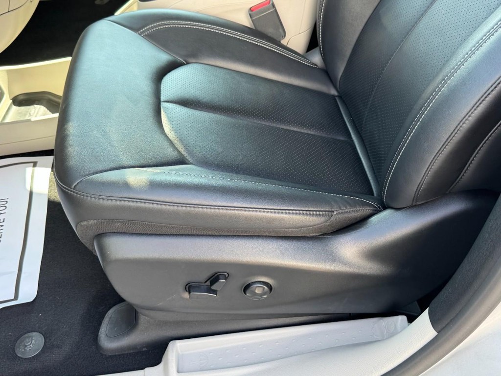 Chrysler Pacifica Vehicle Full-screen Gallery Image 25