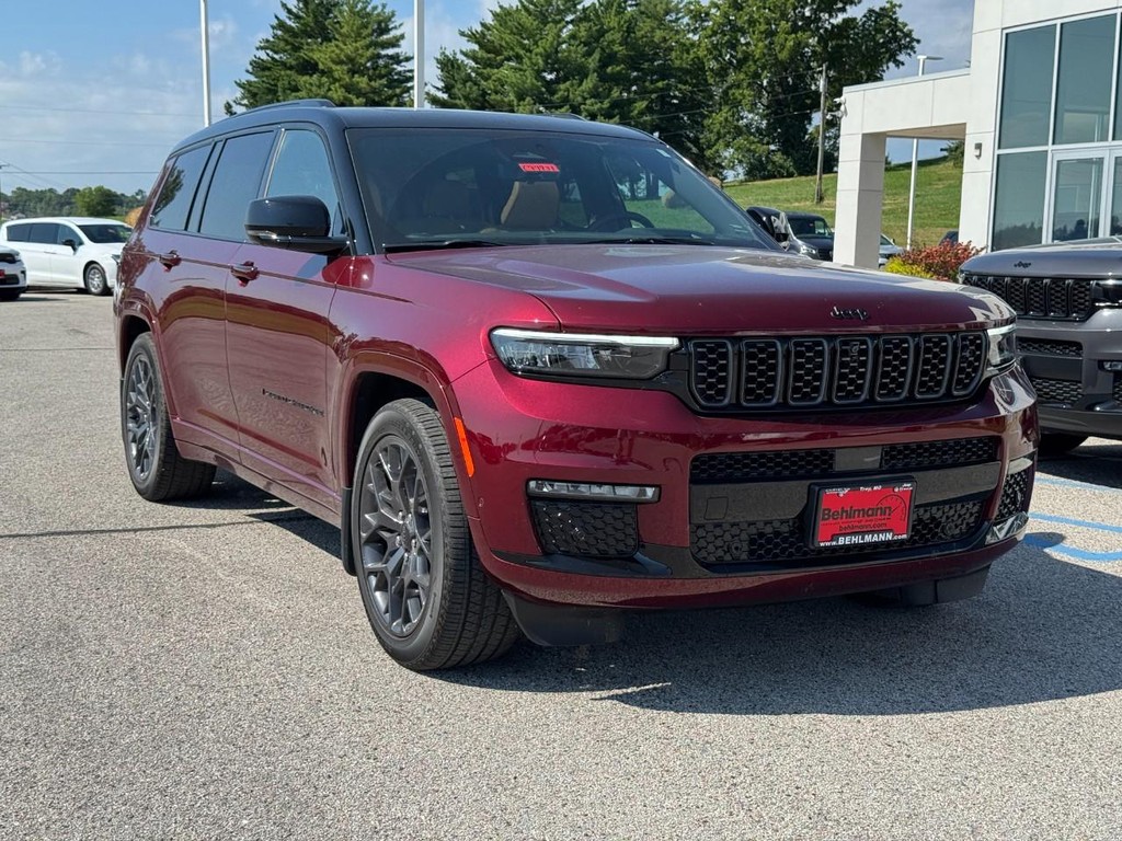 Jeep Grand Cherokee L Vehicle Full-screen Gallery Image 02
