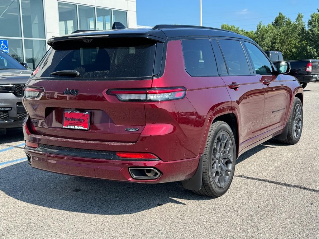 Jeep Grand Cherokee L Vehicle Full-screen Gallery Image 03