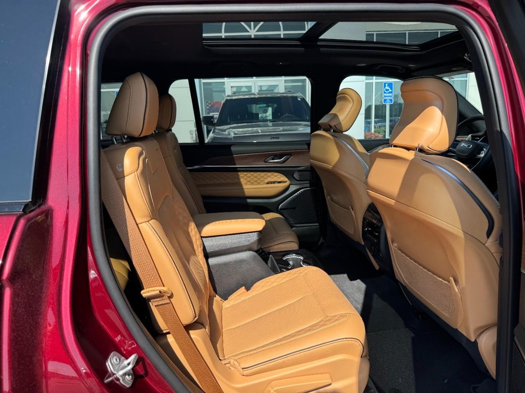 Jeep Grand Cherokee L Vehicle Full-screen Gallery Image 10