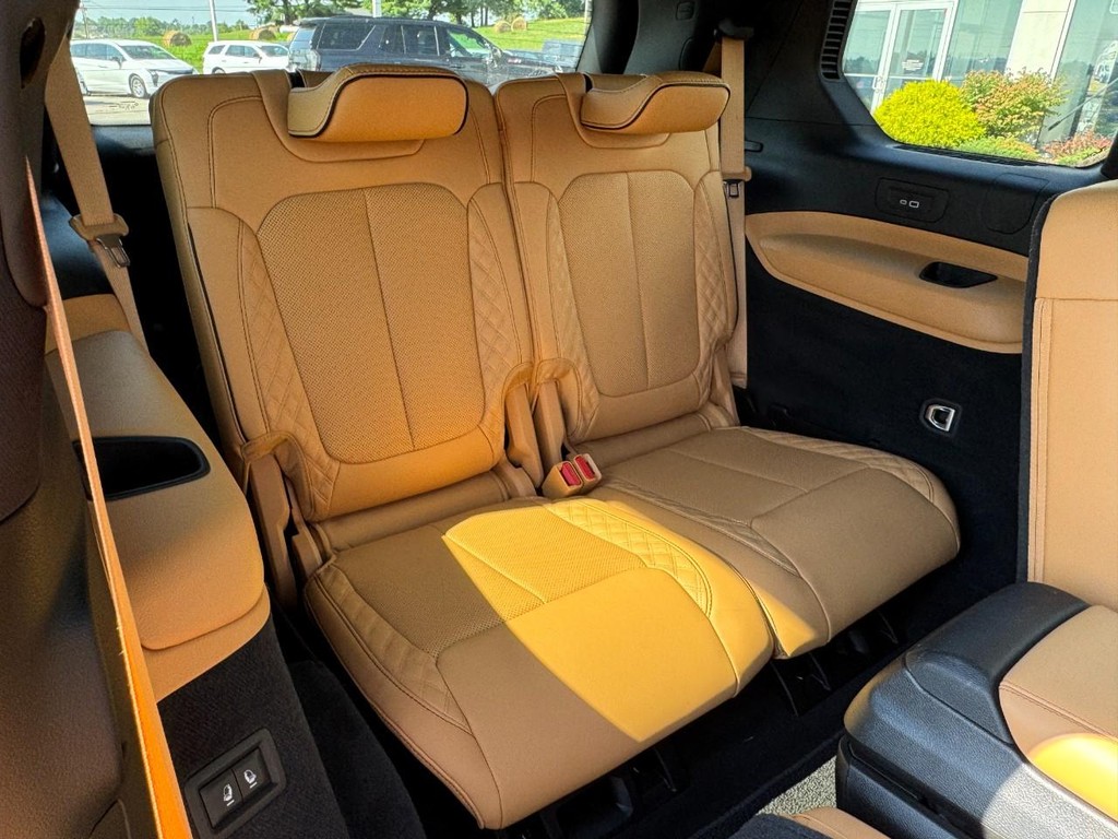 Jeep Grand Cherokee L Vehicle Full-screen Gallery Image 11