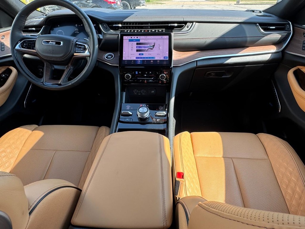 Jeep Grand Cherokee L Vehicle Full-screen Gallery Image 12
