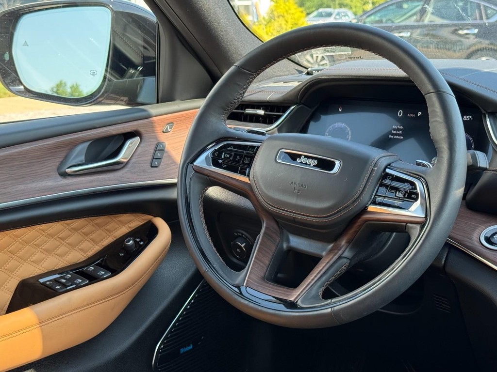 Jeep Grand Cherokee L Vehicle Full-screen Gallery Image 13