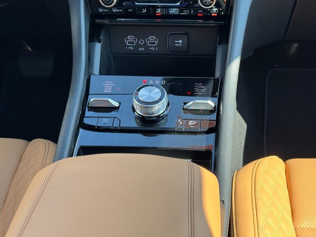 Jeep Grand Cherokee L Vehicle Full-screen Gallery Image 15
