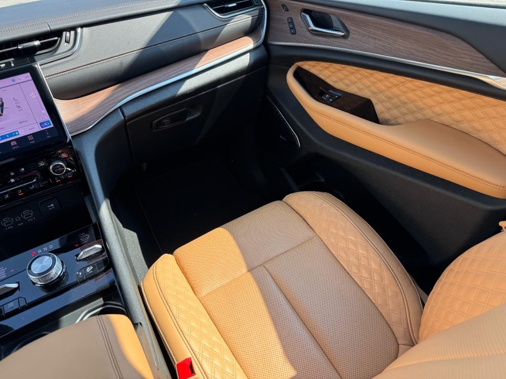 Jeep Grand Cherokee L Vehicle Full-screen Gallery Image 16