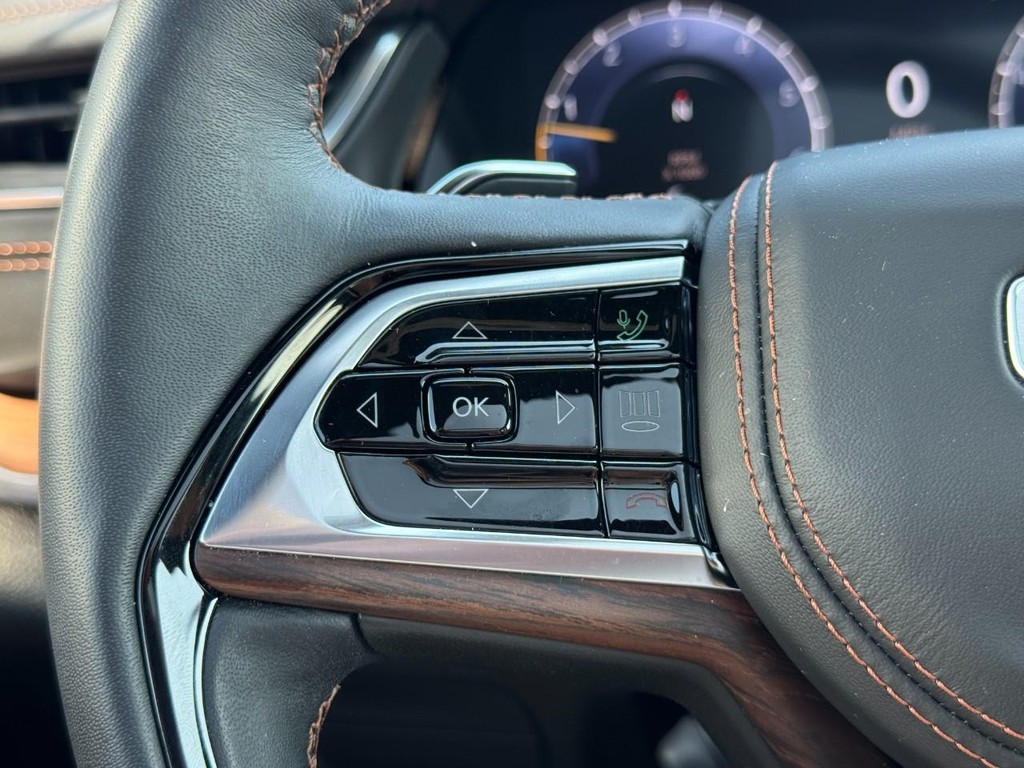 Jeep Grand Cherokee L Vehicle Full-screen Gallery Image 18