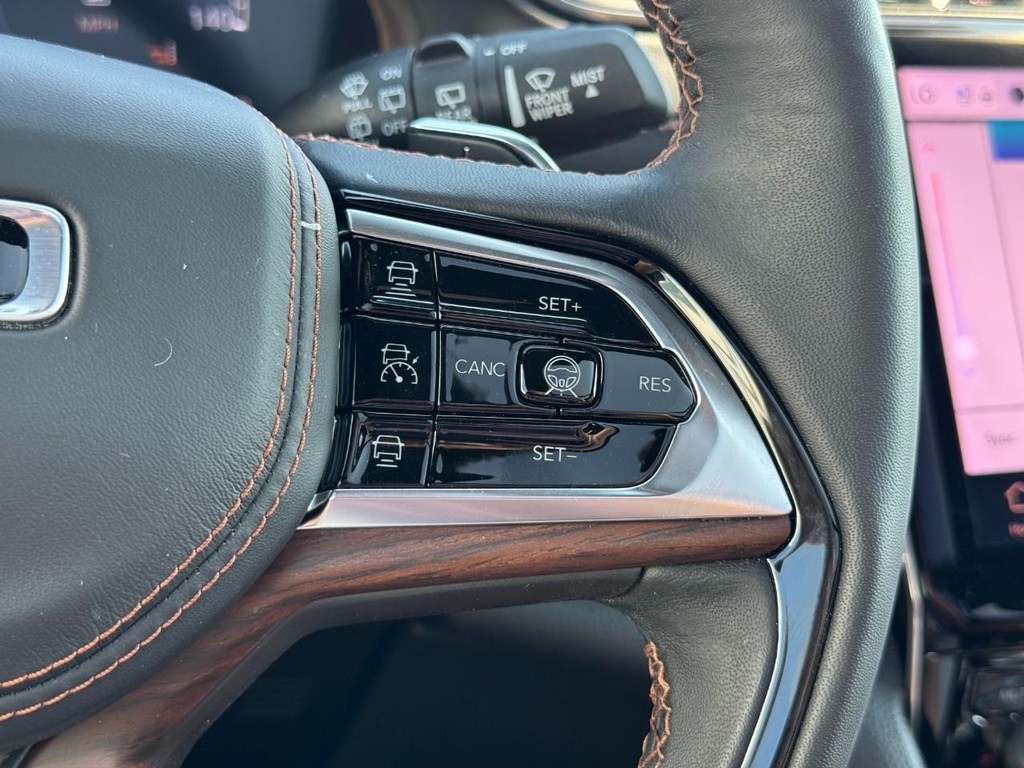 Jeep Grand Cherokee L Vehicle Full-screen Gallery Image 19