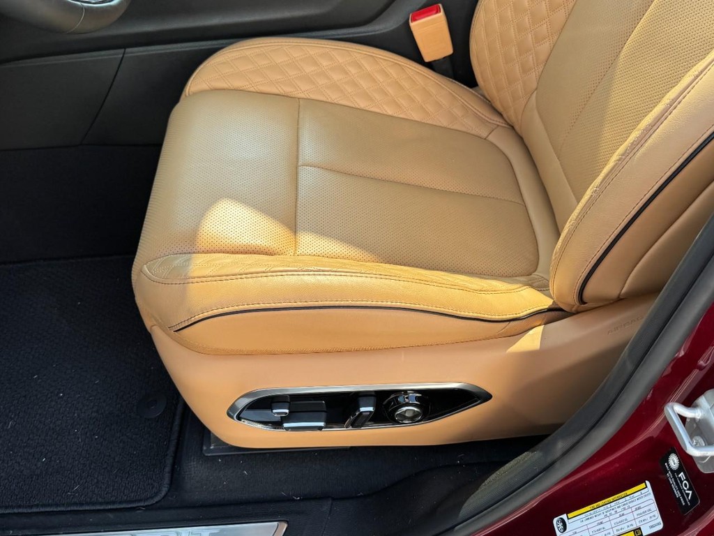 Jeep Grand Cherokee L Vehicle Full-screen Gallery Image 26