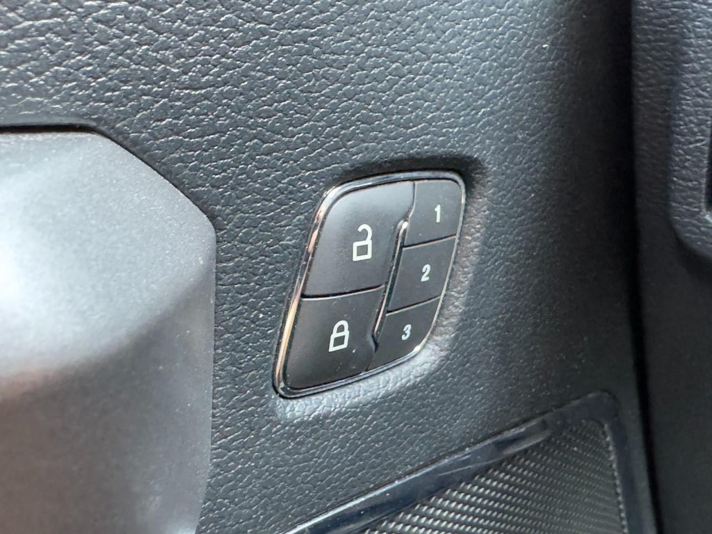Ford F-150 Vehicle Full-screen Gallery Image 16