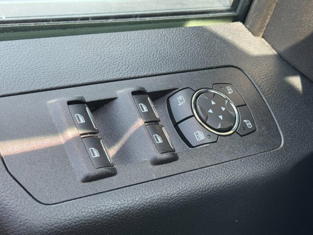 Ford F-150 Vehicle Full-screen Gallery Image 24