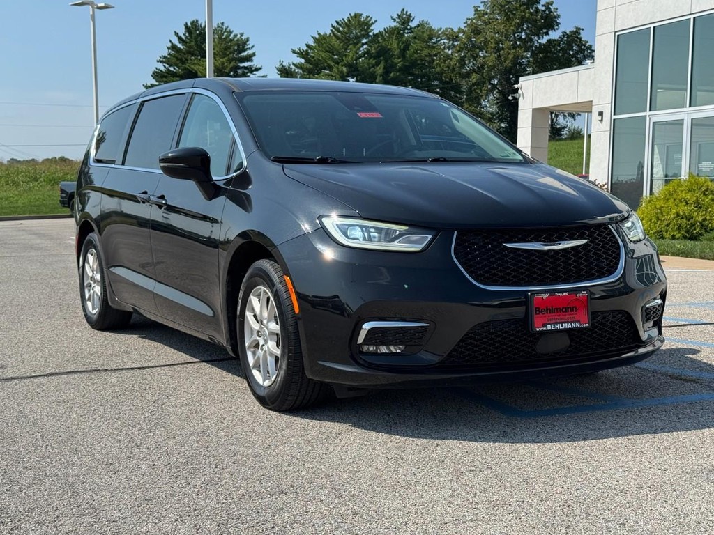 Chrysler Pacifica Vehicle Full-screen Gallery Image 02