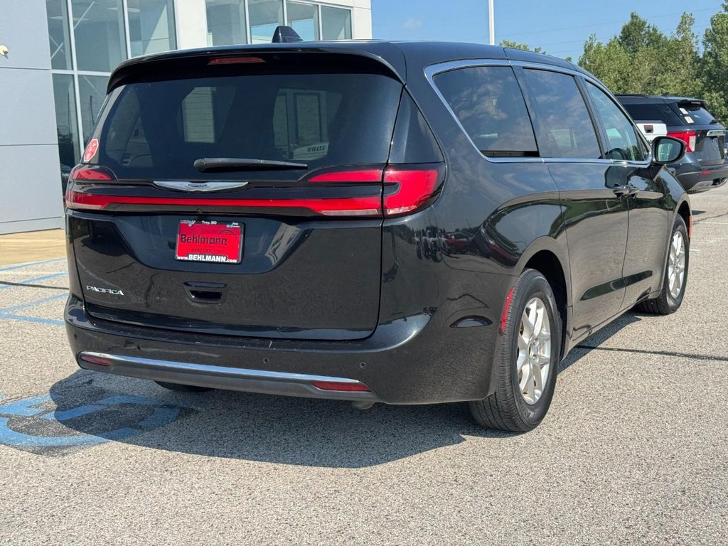 Chrysler Pacifica Vehicle Full-screen Gallery Image 03