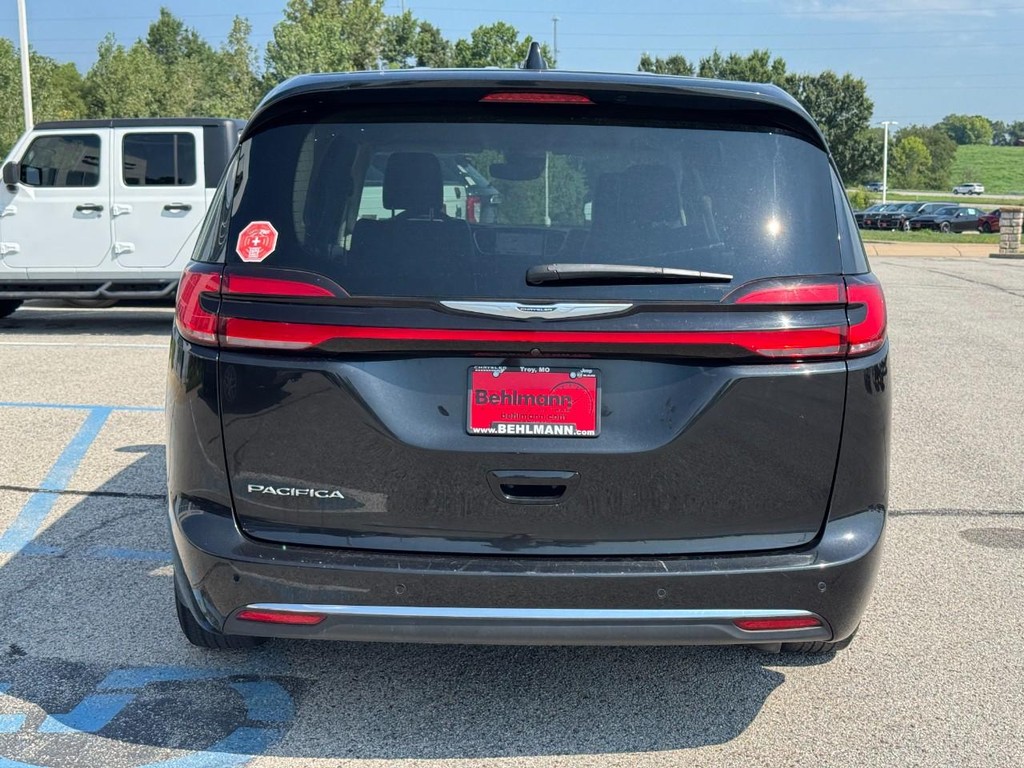 Chrysler Pacifica Vehicle Full-screen Gallery Image 04
