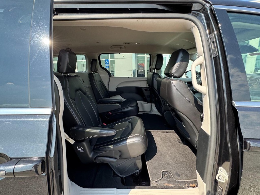 Chrysler Pacifica Vehicle Full-screen Gallery Image 10