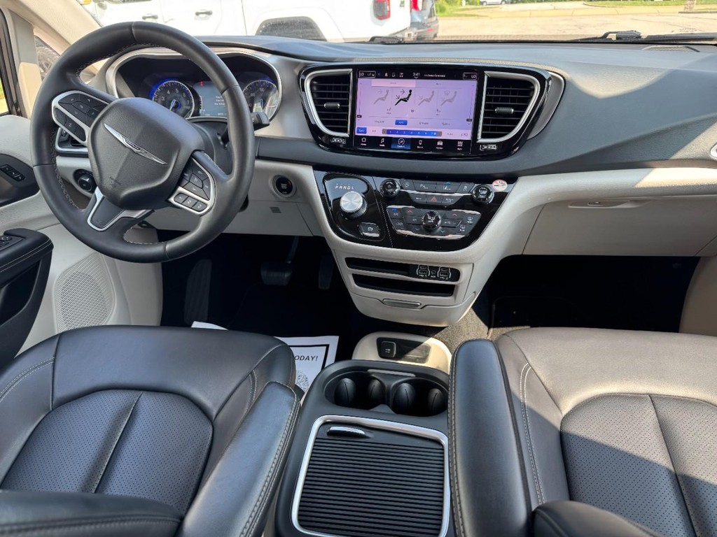 Chrysler Pacifica Vehicle Full-screen Gallery Image 11