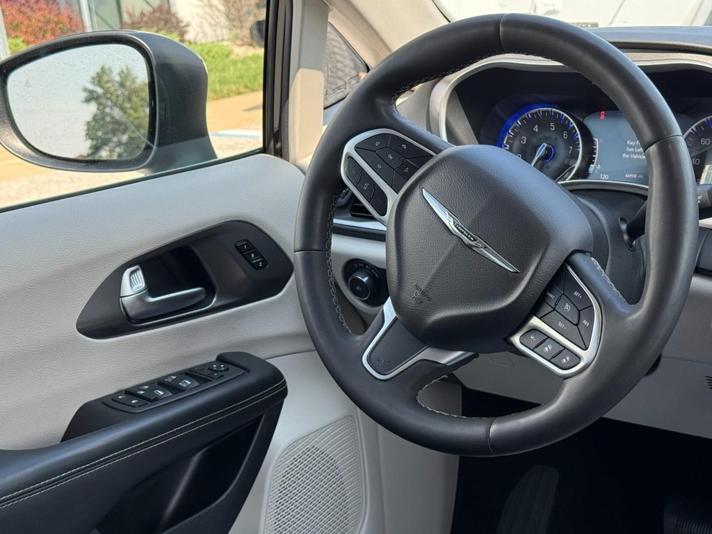 Chrysler Pacifica Vehicle Full-screen Gallery Image 12