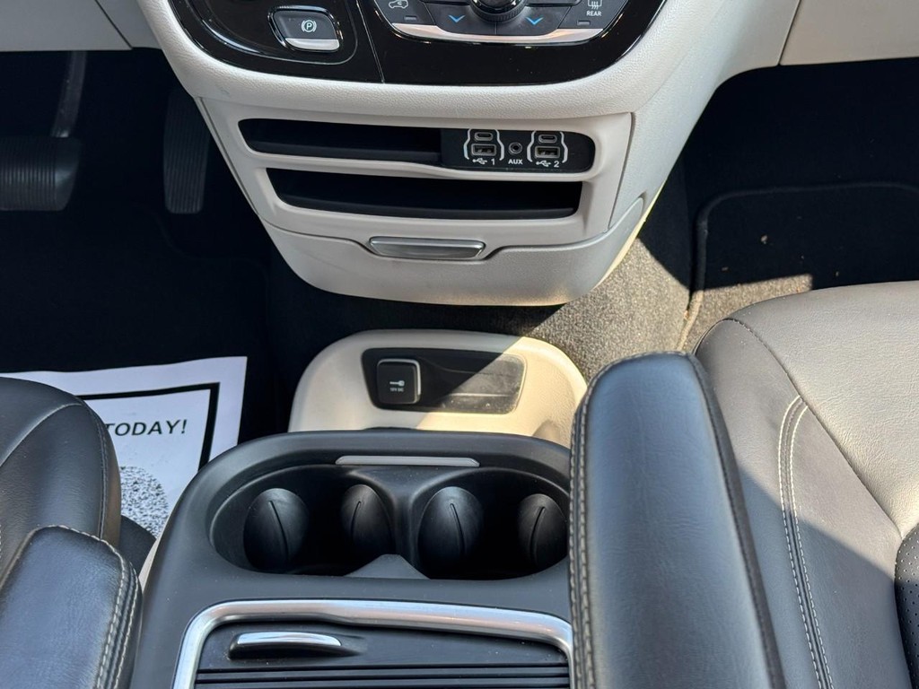 Chrysler Pacifica Vehicle Full-screen Gallery Image 14