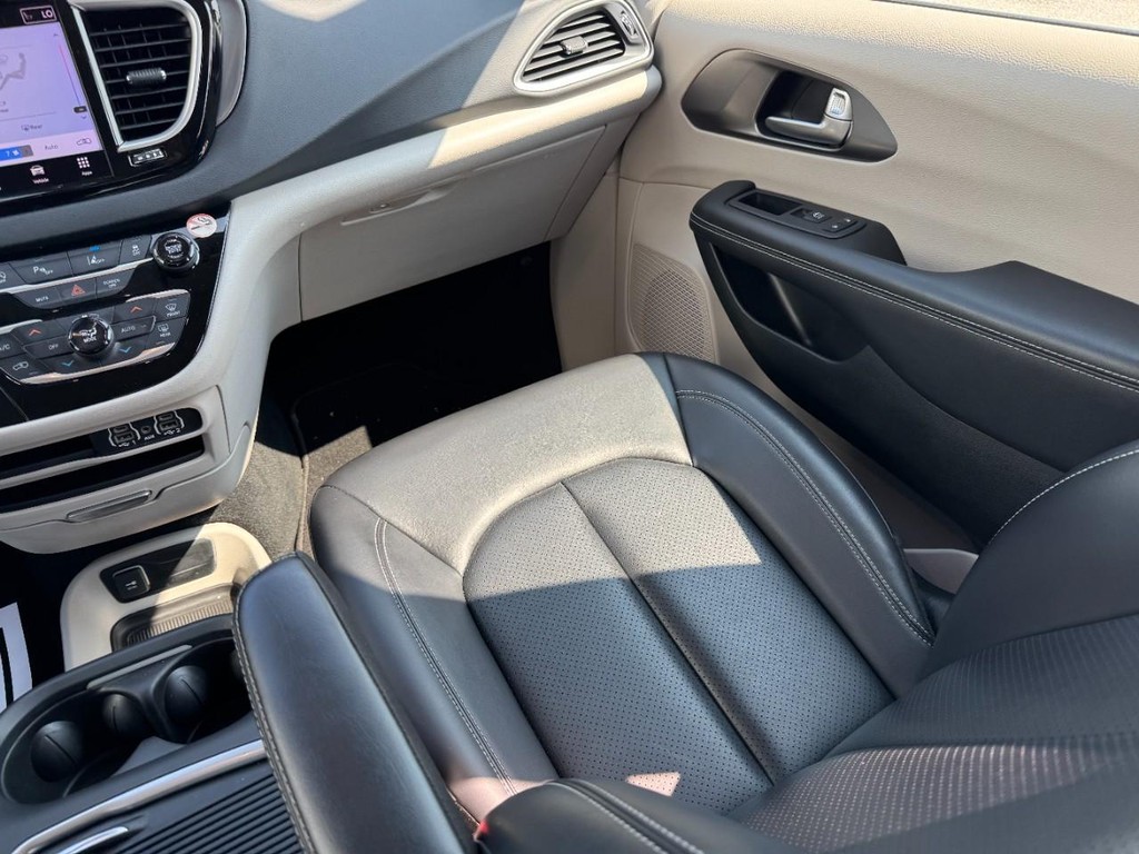 Chrysler Pacifica Vehicle Full-screen Gallery Image 15