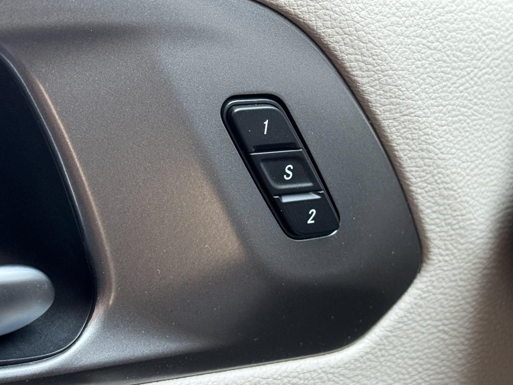 Chrysler Pacifica Vehicle Full-screen Gallery Image 16